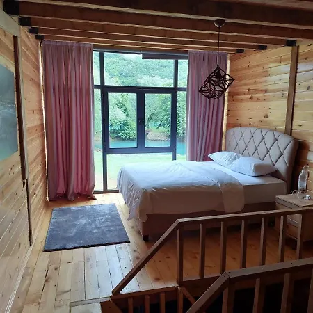 Carmenta Lake Lodge