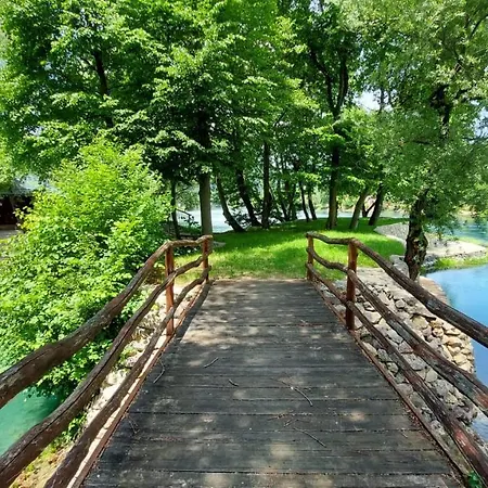 Carmenta Lake Lodge *